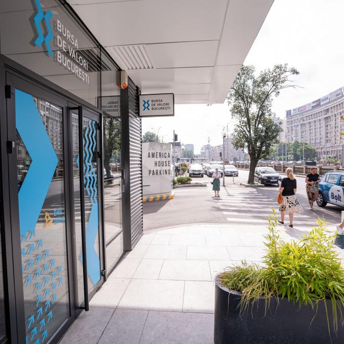 Atenţie! Înşelătorie în numele Bursei de Valori București. Falşi angajaţi îi sună pe români