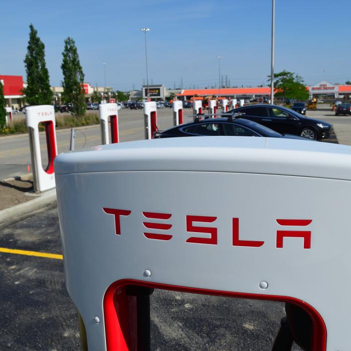 Controverse pe seama maşinii electrice Tesla de 25.000 de dolari