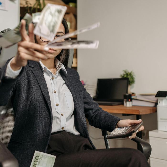 Euro scade la cel mai jos nivel din ultimul an, alimentând temerile că ar putea atinge paritatea cu dolarul