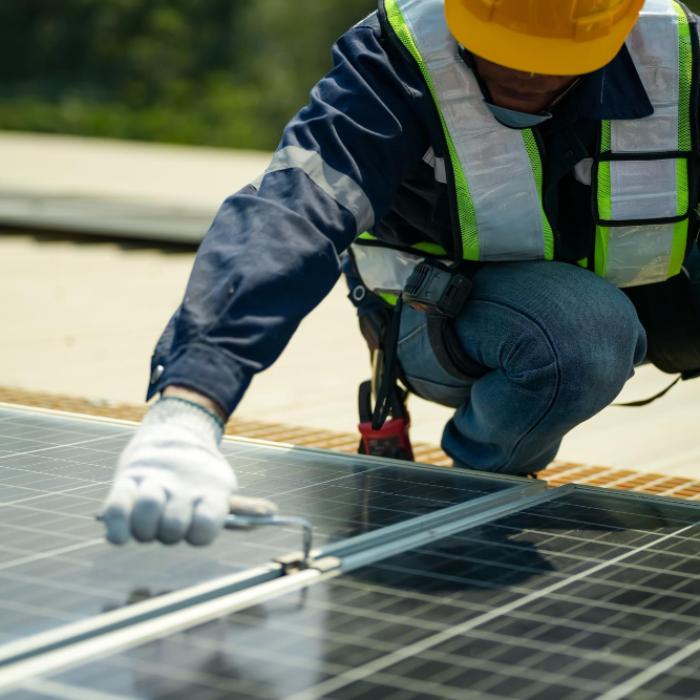 Panouri fotovoltaice pentru blocuri. Proiect de sute de milioane de lei