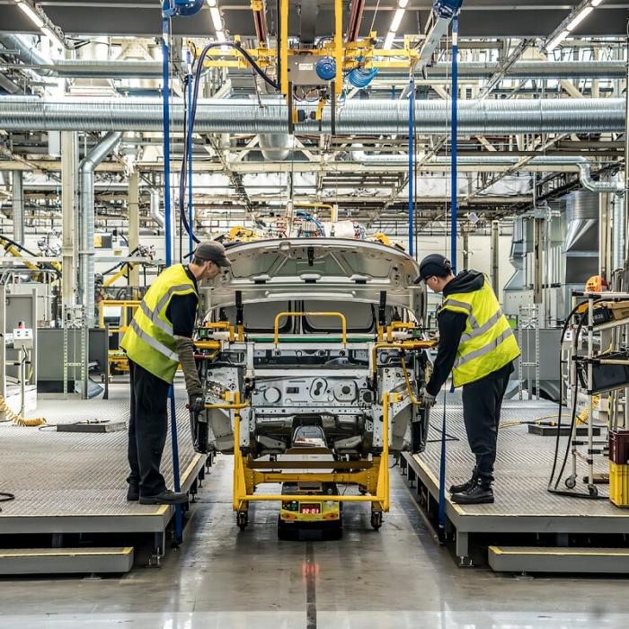 Industria auto europeană, în criză profundă: Volkswagen și Stellantis anunță reduceri drastice