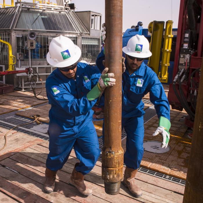 Prețul petrolului, în prăbușire: Arabia Saudită reduce drastic tarifele pentru Asia