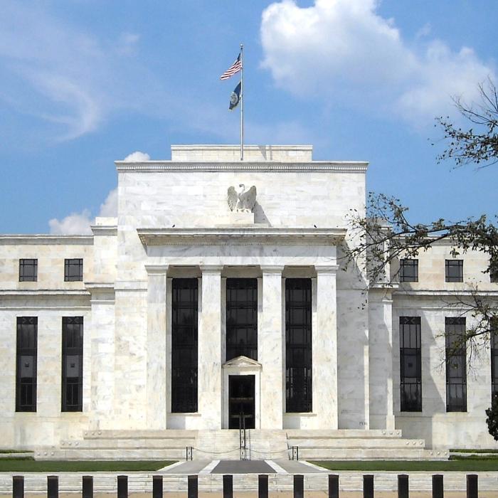 Fed estimează că ritmul scăderii dobânzilor va încetini în anul 2025