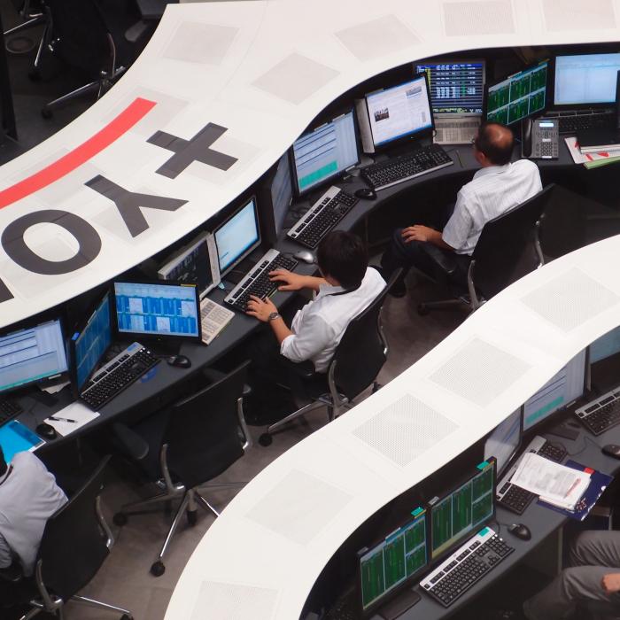 Piețele din Asia continuă să crească, dolarul atinge un maxim al ultimilor doi ani