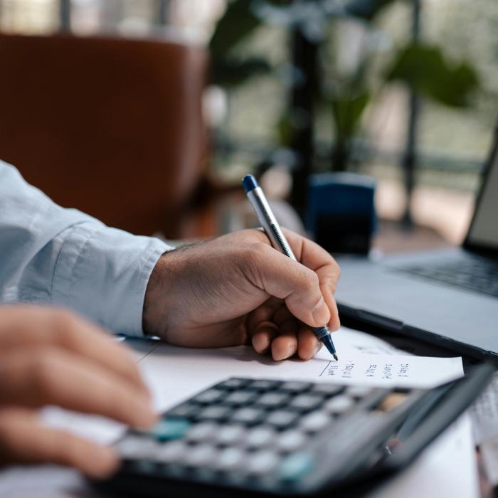 CFA România: Depreciere a leului în următoarele 12 luni. Ce se va întâmpla cu inflaţia