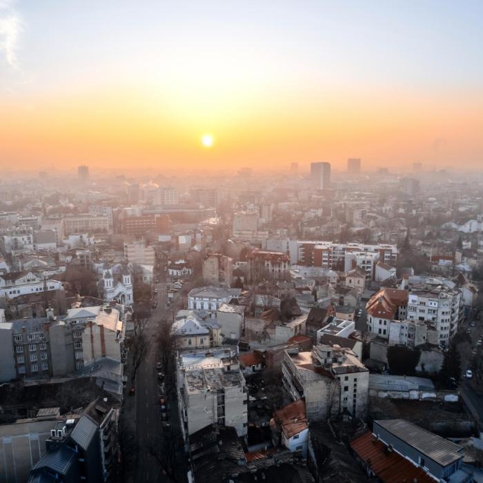 Câţi oameni lucrează în Bucureşti şi care este salariul mediu