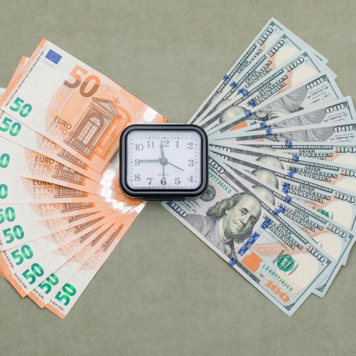 Dolarul creşte, iar euro scade până aproape de minimul ultimilor doi ani