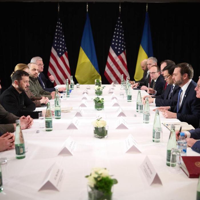 FT: Zelenski nu cedează la presiunile lui Trump, cere garanții reale și refuză cedarea a jumătate din rezervele de metale rare