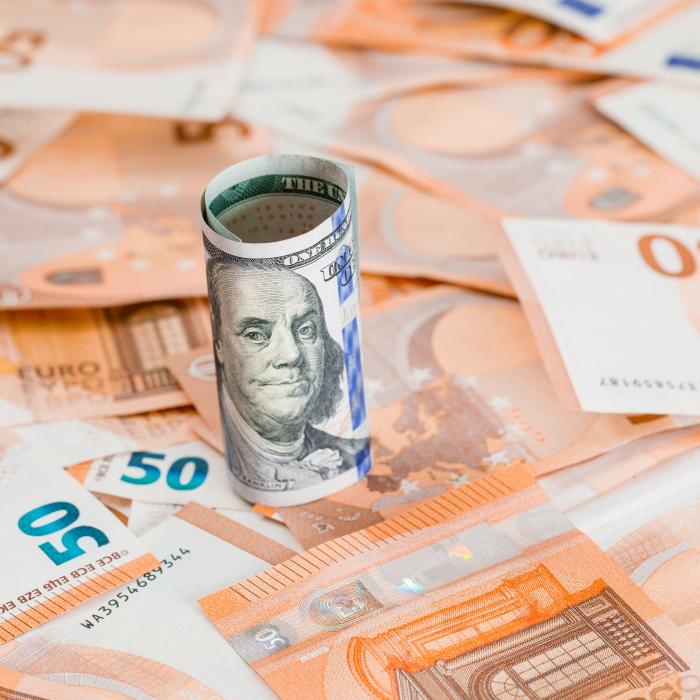 Euro câștigă 1% în fața dolarului. Care ar putea fi reacția BCE