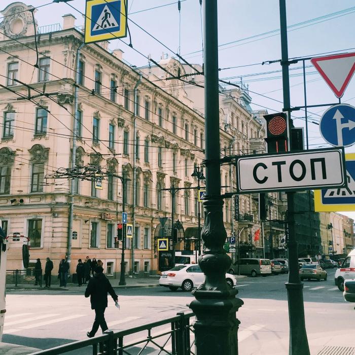 Rușii dau năvală să ia credite. Ce-i mână la ghișeele băncilor