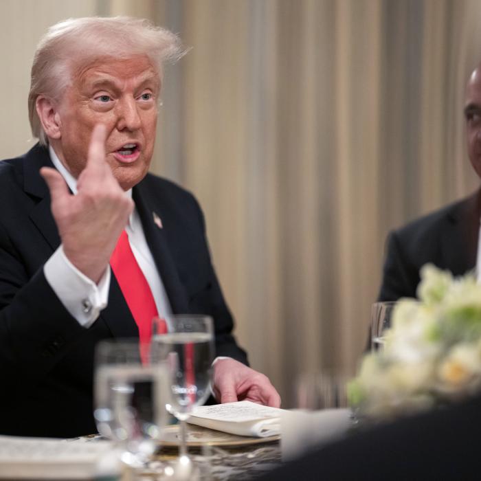 În timp ce pieţele globale sunt în picaj, Trump nu cedează şi amenință cu dublarea tarifelor impuse Chinei
