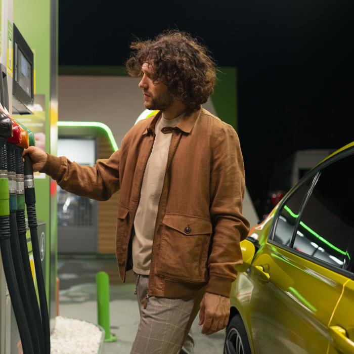 O nouă scădere considerabilă a prețurilor la carburanți. Cât costă un plin