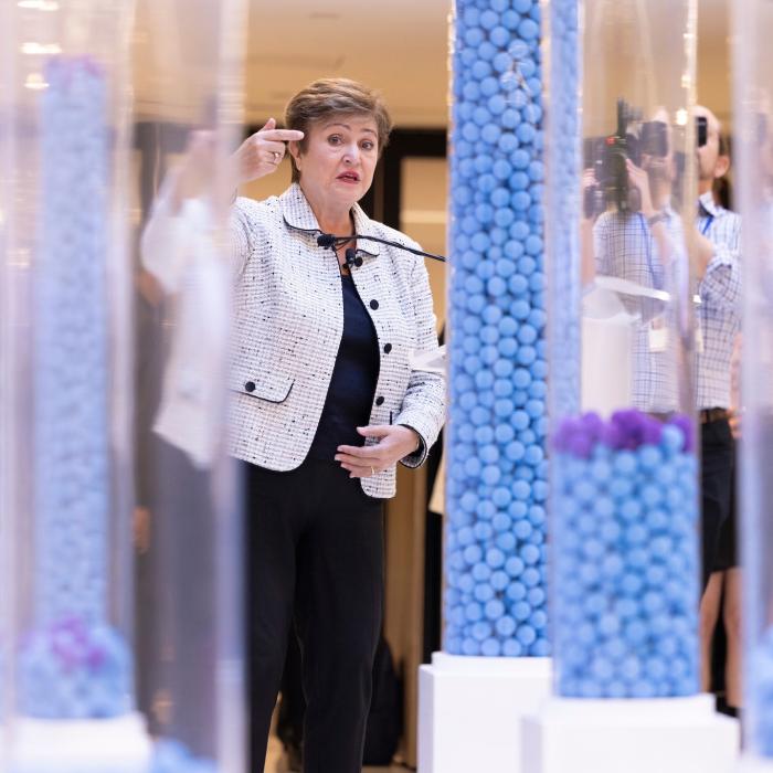 FMI nu se aşteaptă la o recesiune globală, dar turbulenţele vor afecta creşterea economiei