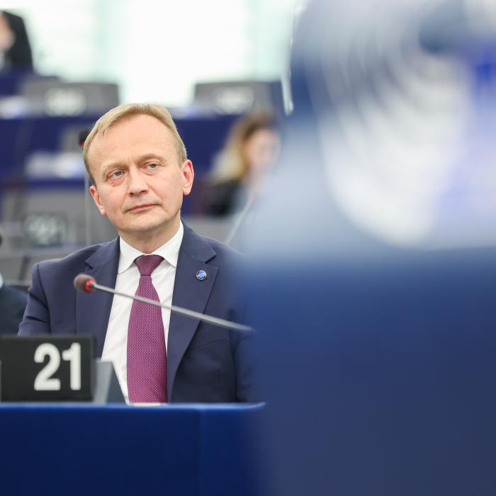 Trimisul UE bate la ușa Guvernului și e cu ochii pe fonduri și proiecte