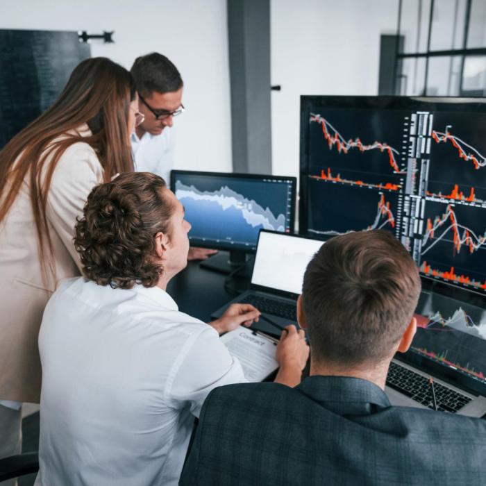 Bursa pică brusc: Tranzacțiile se prăbușesc cu 40%, acțiunile Sinteza și Romcab scad brusc!