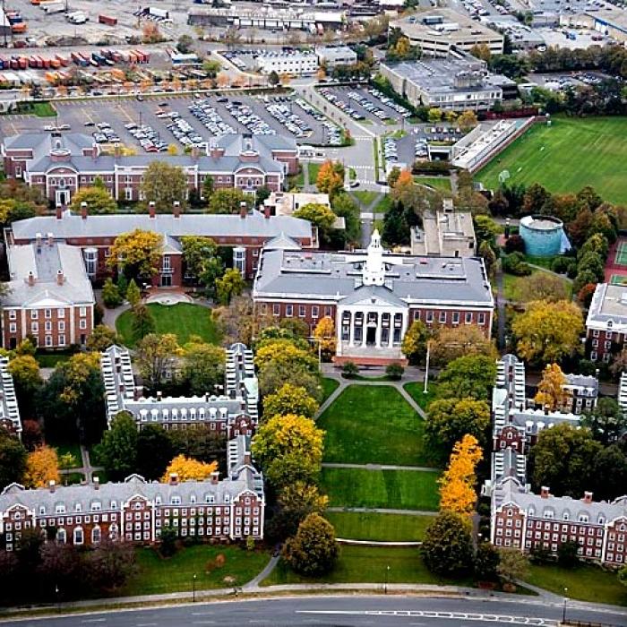 Harvard mai primește o lovitură din partea lui Trump. Mii de studenți, în pericol