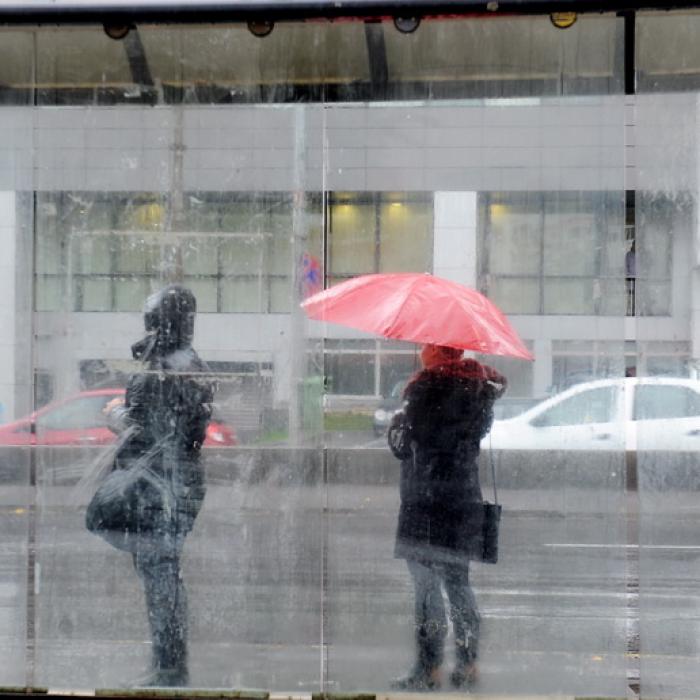 Cod portocaliu de ploi abundente în jumătate de țară. ANM avertizează asupra riscurilor până joi dimineață