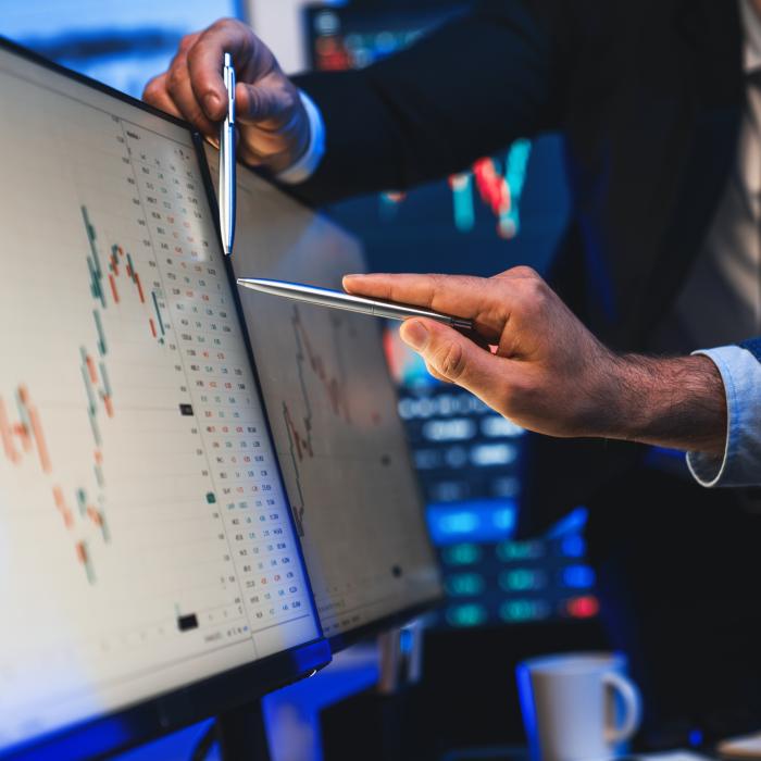 Start verde la BVB: acțiunile Băncii Transilvania, Hidroelectrica și BRD trag piața în sus