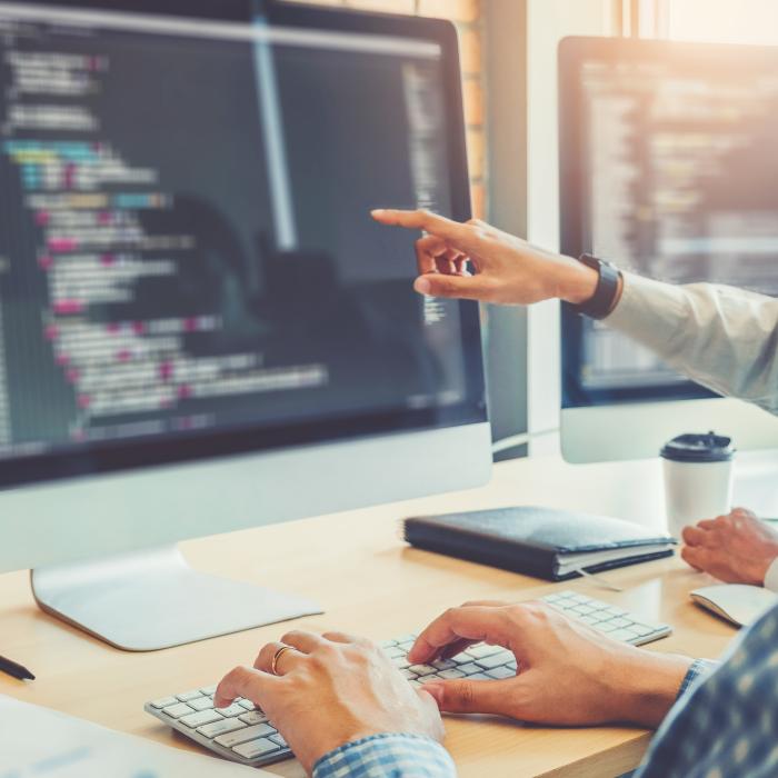 Programatorii AI schimbă jocul: Microsoft, OpenAI și start-up-urile intră în lupta pentru dominarea industriei software