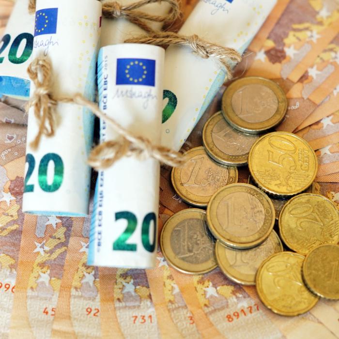 Euro atinge un maxim al ultimilor ani în raport cu dolarul, pe fondul declinului monedei americane și al incertitudinii globale