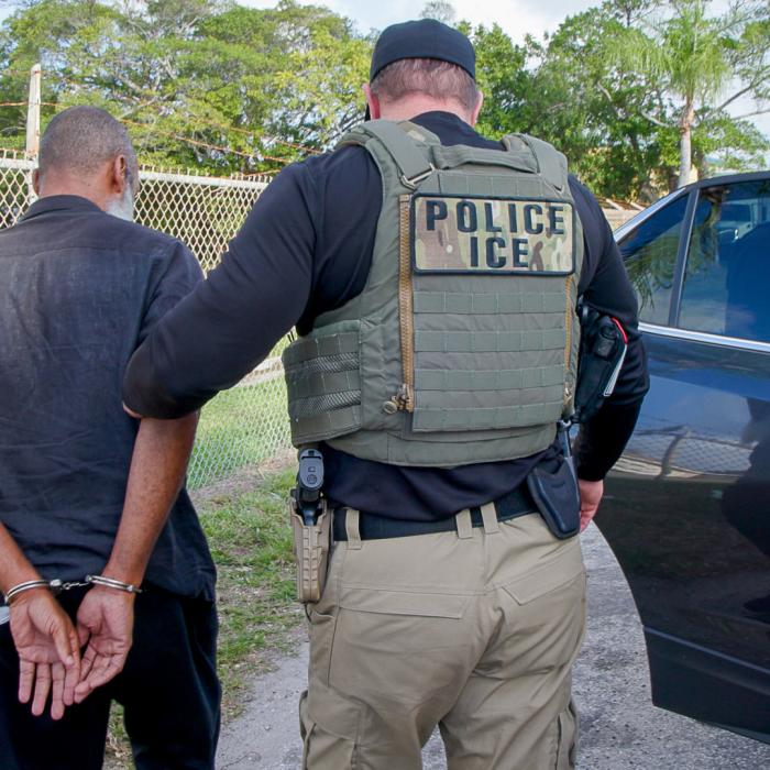 Deportări și revoltă: America fierbe după ordinul lui Trump împotriva imigranților