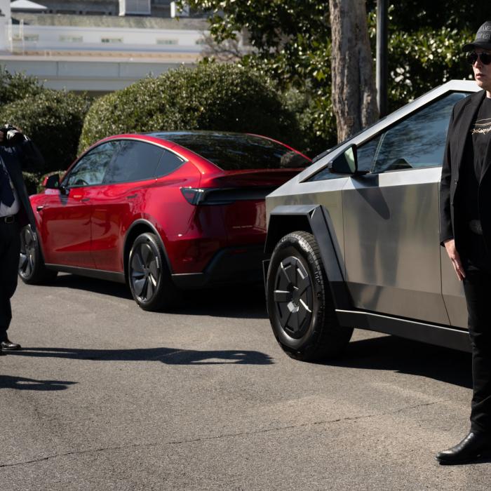 Acţiunile Tesla se prăbuşesc din nou, după ce Elon Musk a anunţat că îşi face partid