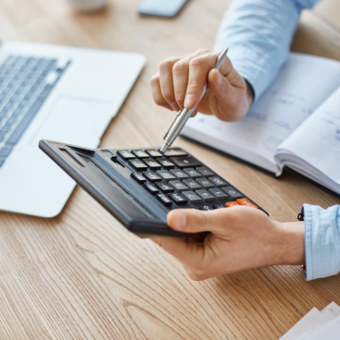 Codul fiscal se rescrie: Noi obligații pentru firmele care plătesc venituri. Reținerile la sursă, înăsprite