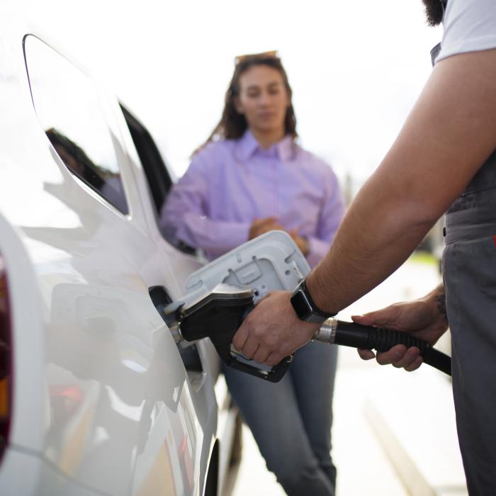 Prețurile carburanților cresc pe fondul crizei petrolului: cât costă în benzinării