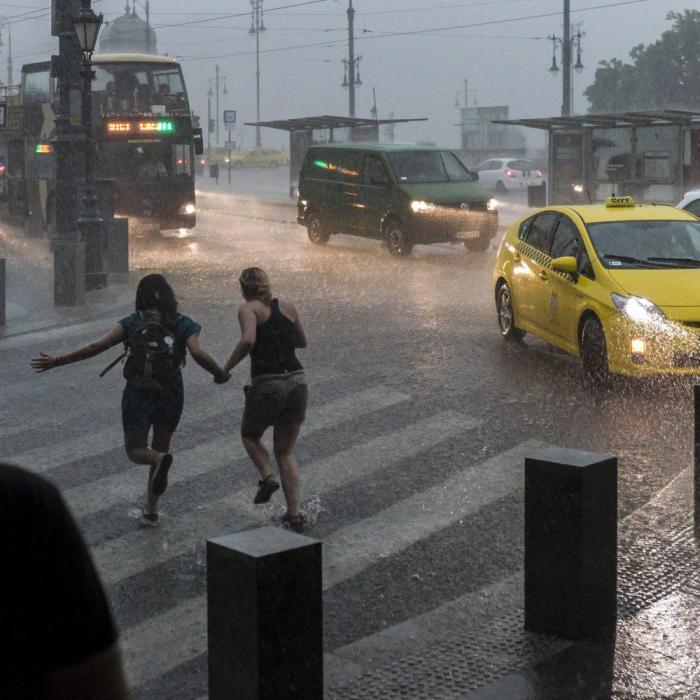 Ministerul Mediului, în alertă! Averse, grindină și viituri pe râurile mici din România