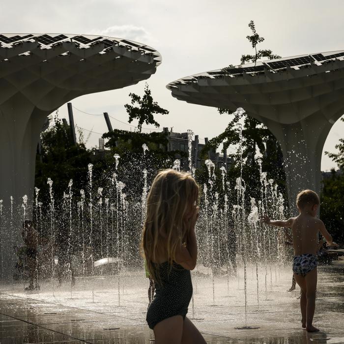 Codul roșu de caniculă, prelungit până luni