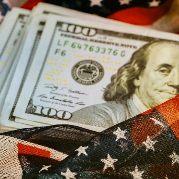 Dolarul slăbeşte. Piețele pariază pe tăieri de dobândă și tremură în fața tarifelor lui Trump