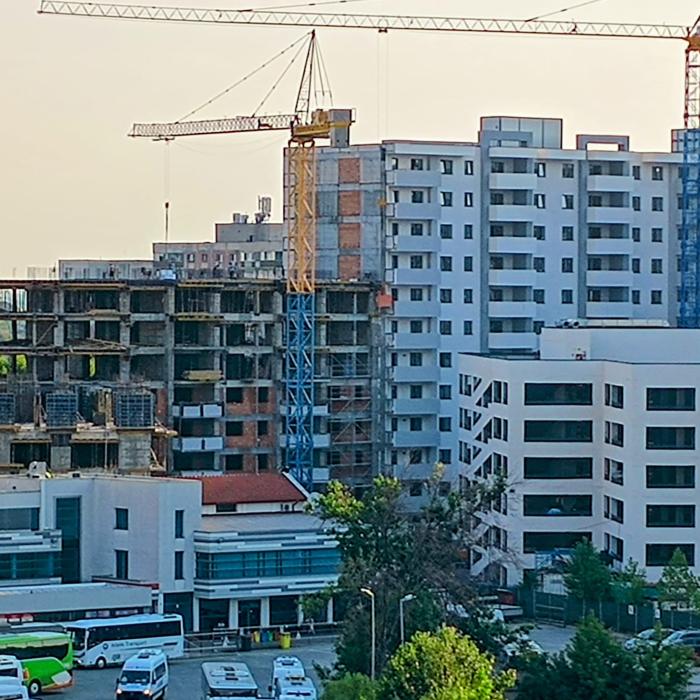 Visul unei locuințe se îndepărtează pentru români. Cât costă un metru pătrat în 2025