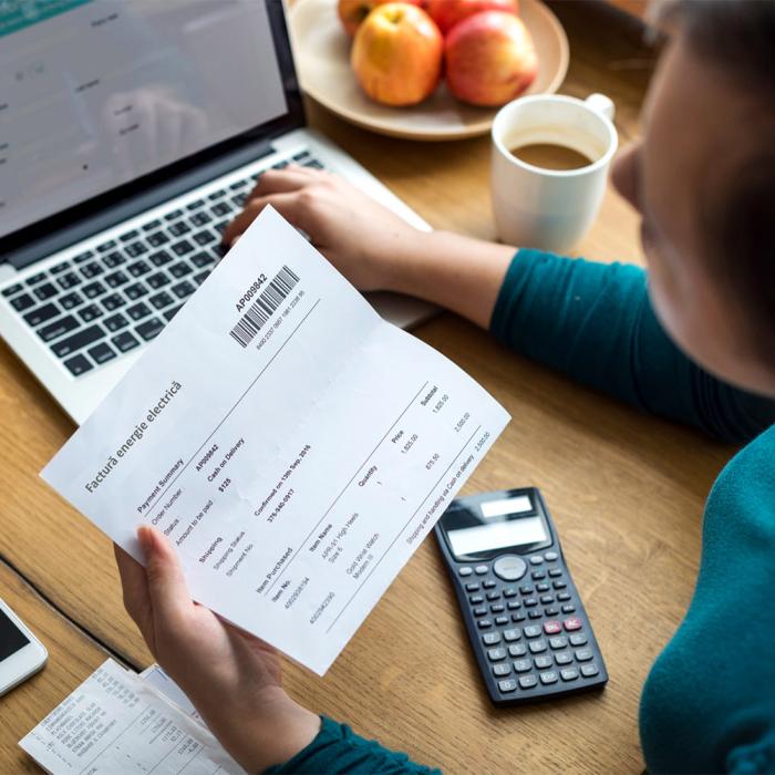 Curentul s-a scumpit cu 55% după liberalizare. BNR avertizează: energia ține inflația sus până în 2026