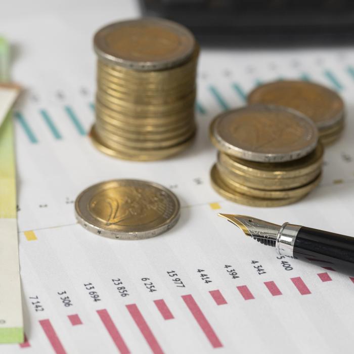 Acțiunile cresc, petrolul scade: Investitorii pariază pe dobânzi mai mici la nivel global