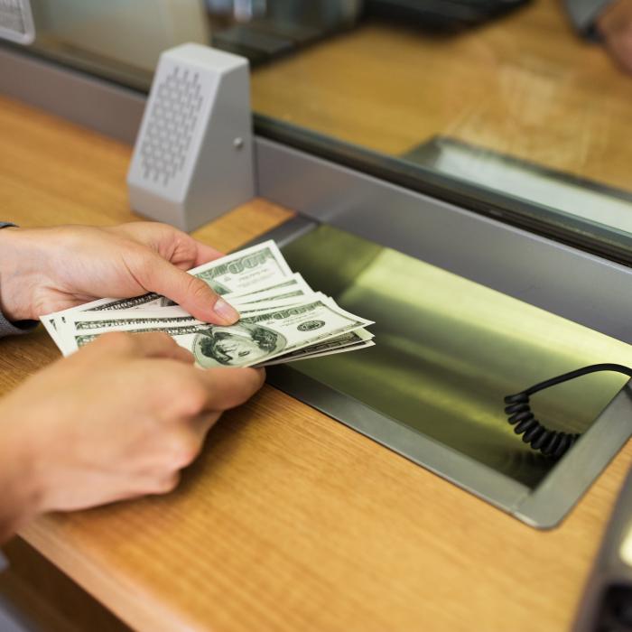 Leul se apreciază în fața dolarului, dar pierde teren în fața euro și lirei sterline