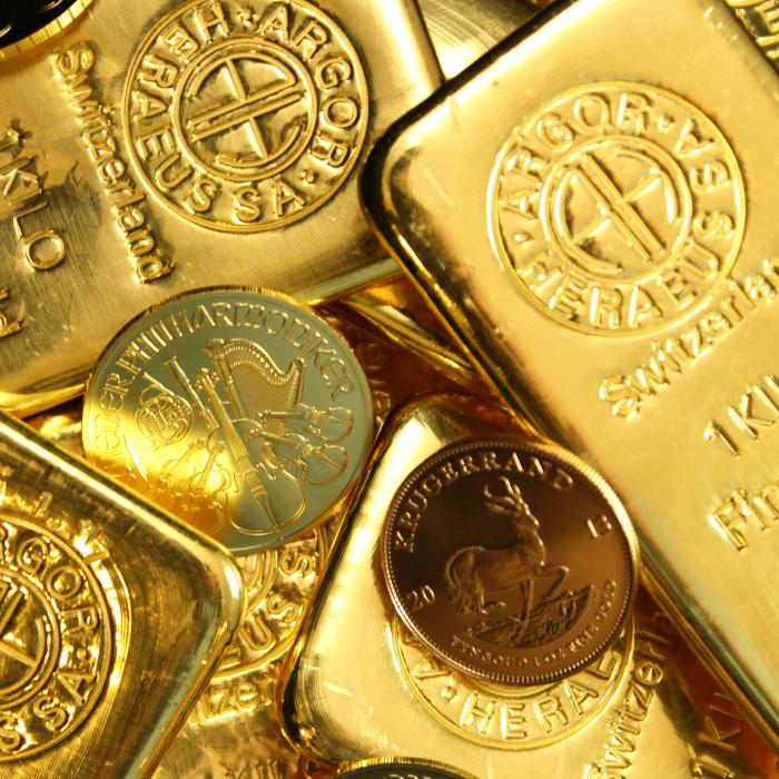 Aurul atrage tot mai mulți investitori pe fondul slăbirii dolarului și al inflației