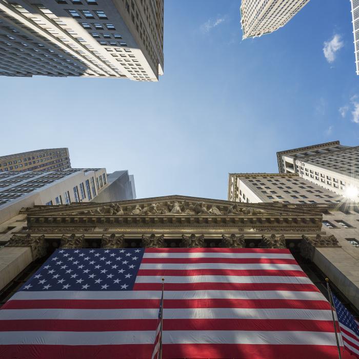 Evoluții mixte pe Wall Street: Dow Jones scade, Nasdaq urcă pe fondul acordului OpenAI-Amazon