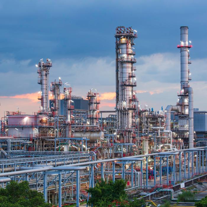 Probleme cu salariile pentru o parte dintre angajaţii Lukoil