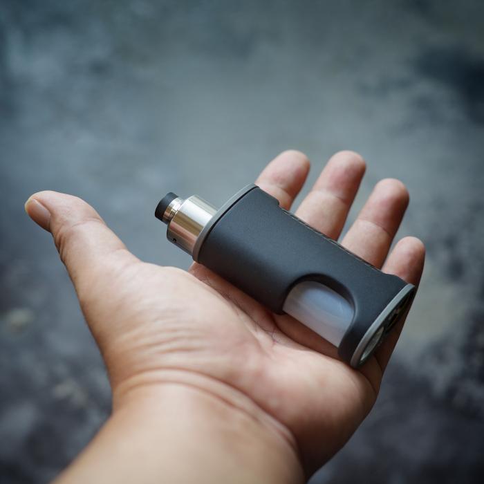 Fabrică ilegală de țigări electronice, depistată de ANAF