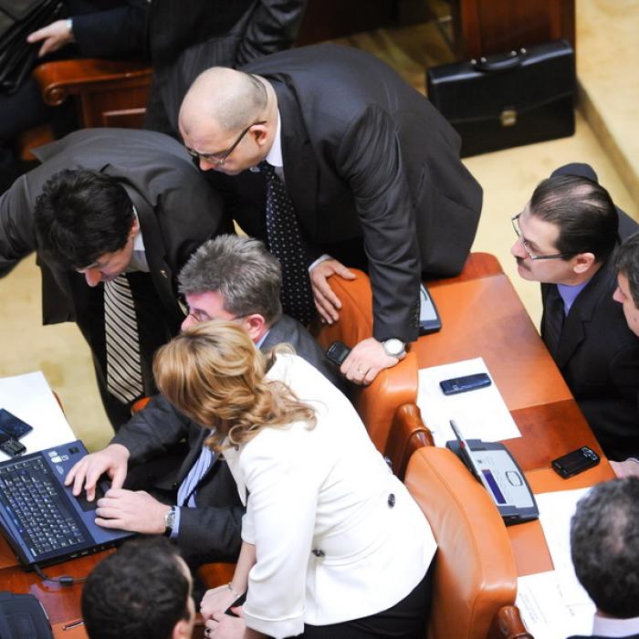 Austeritate cu mănuși. Guvernul taie simbolic din bugetele birourilor parlamentare