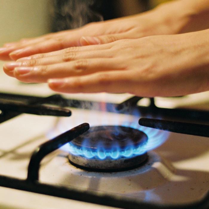 Fără căldură, cu aragazul aprins: pericol mortal pentru mii de familii din București și Craiova