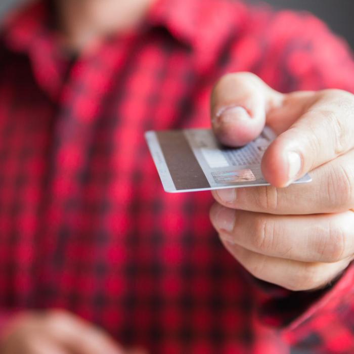 ANPIS: Persoanele cu dizabilităţi îşi primesc mai devreme banii pe card luna aceasta