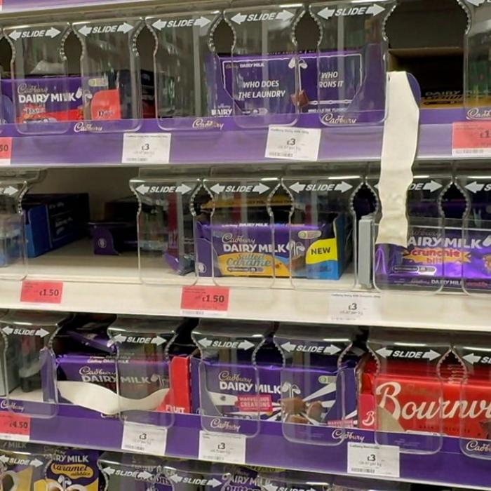Magazinele din Marea Britanie au început să încuie ciocolata în cutii antifurt