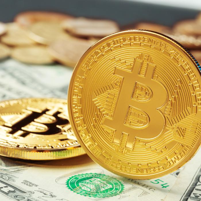 Bitcoin, cinci luni consecutive de pierderi şi o scădere de 48% faţă de maximul istoric