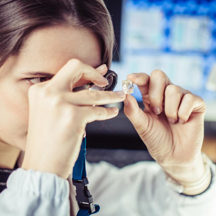 Industria diamantelor trage un semnal de alarmă: clienții nu știu ce cumpără