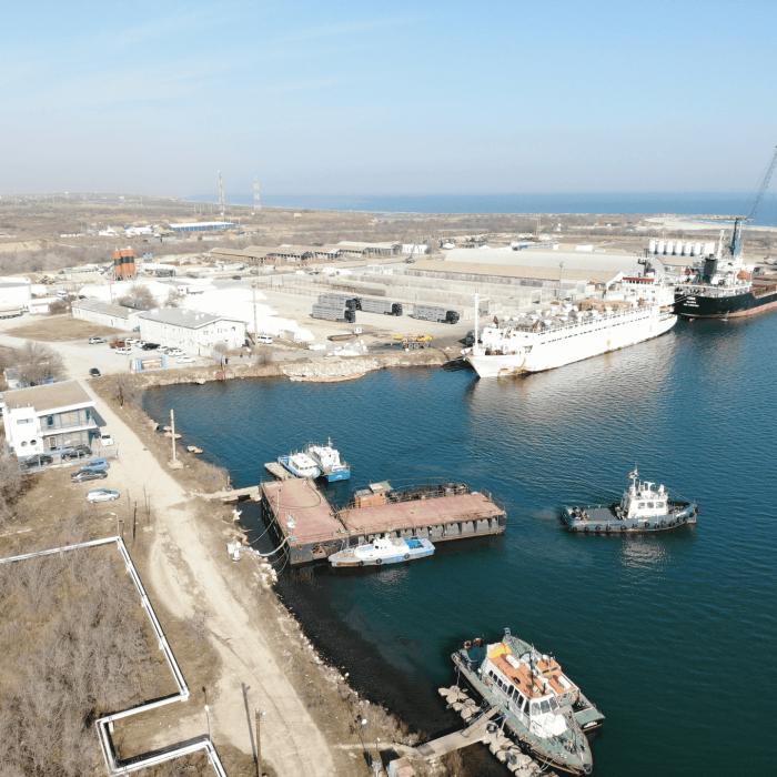 Intervenție de urgență în Portul Midia după scufundarea unui remorcher cu cinci oameni la bord