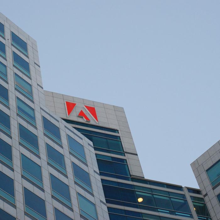 Adobe bagă 25 de miliarde de dolari în acțiuni, pe fondul fricii de AI