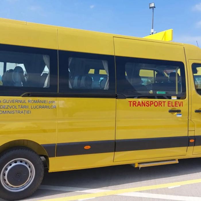Reguli noi pentru șoferi - oprire obligatorie lângă microbuzele școlare