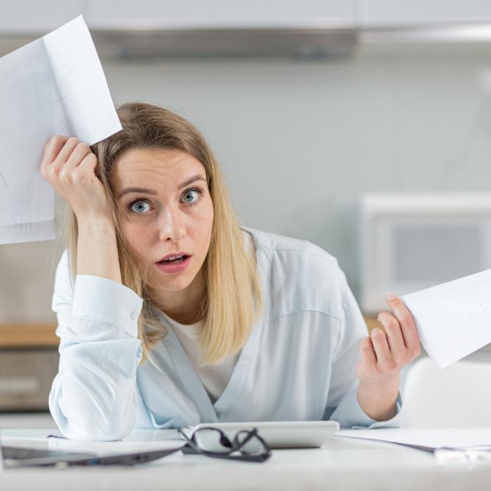 Nu mai vinzi nimic dacă ai datorii! Statul îți poate anula contractul pe loc