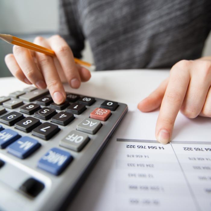 Firmele scapă de blocajele financiare: Demers pentru compensarea între concediile medicale acordate și taxele datorate